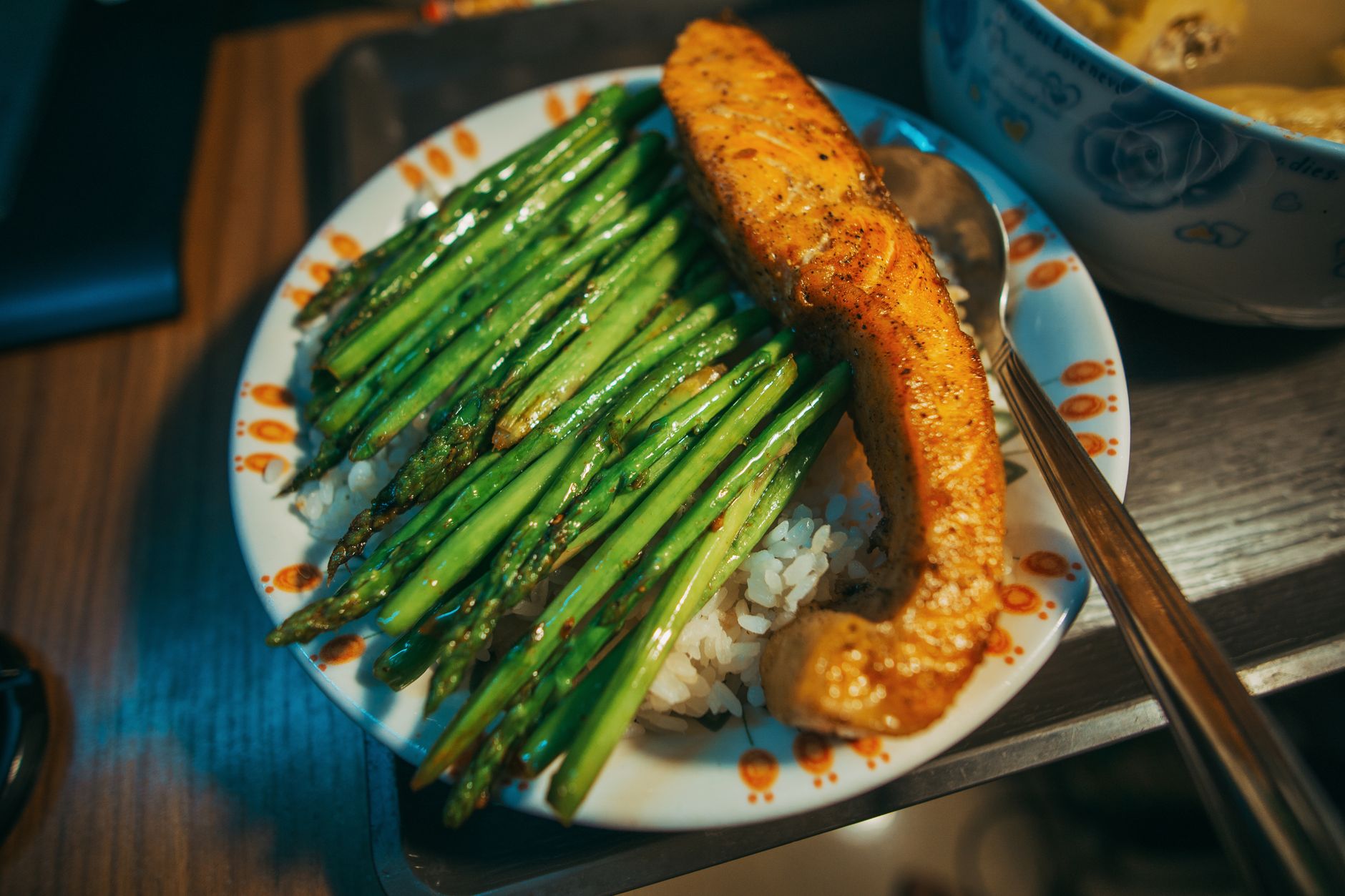 Assiette de saumon grillé, asperges et riz composant un repas équilibré