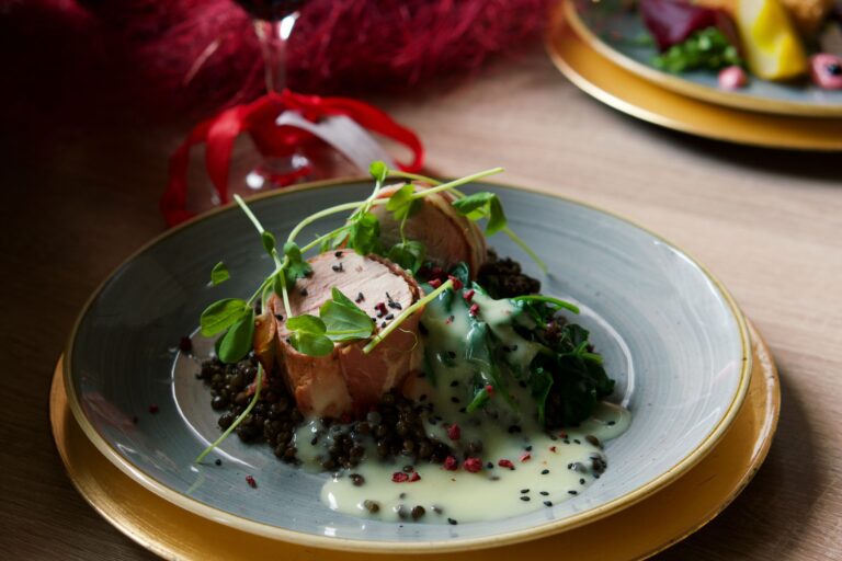 Plat de lentilles et d'épinards accompagnés de viande, aliments riches en fer