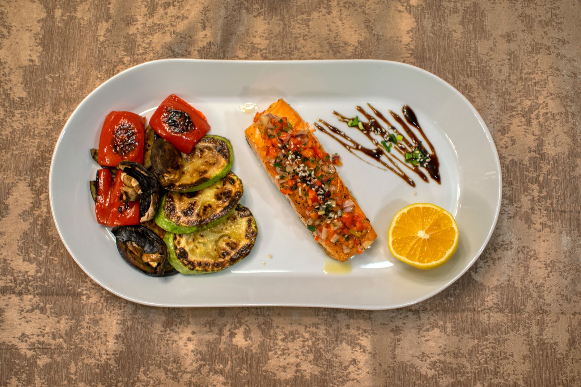 Pavé de saumon grillé et légumes rôtis, repas typique d'une alimentation anti-inflammatoire
